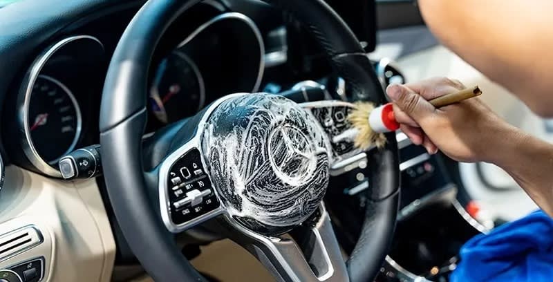 Vệ sinh vô lăng xe ô tô