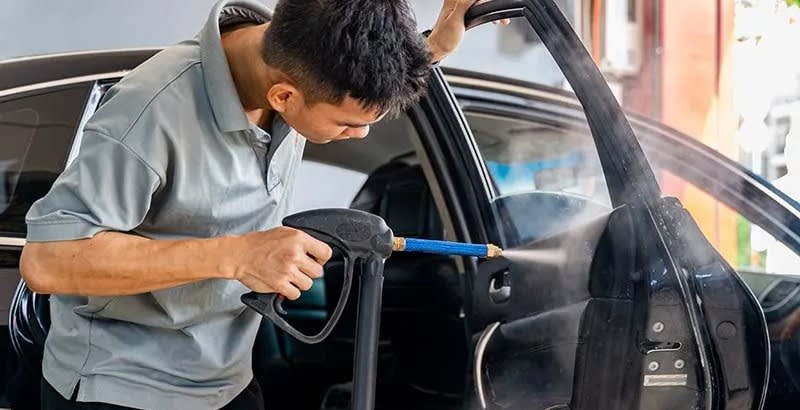 Vệ sinh nội thất ô tô chuyên sâu bằng hơi nước nóng
