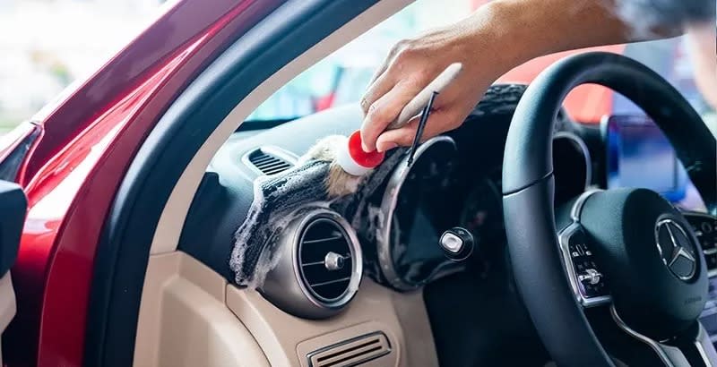 Khách hàng nên dọn nội thất ô tô tại các trung tâm chăm sóc xe chuyên nghiệp