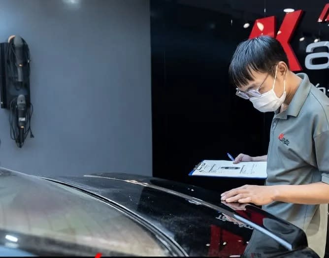Kiểm tra tình trạng xe và xác định vấn đề sơn xe hiện tại