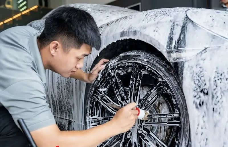 Rửa xe ô tô để loại bỏ bụi bẩn