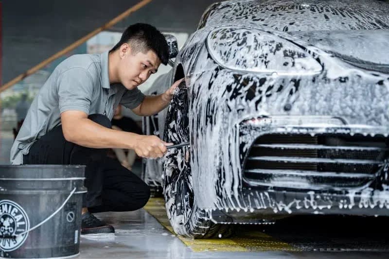 Rửa xe chuyên sâu loại bỏ bụi bẩn