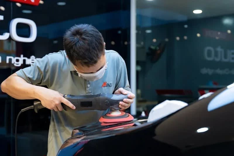 Tiến hành đánh bóng bề mặt sơn