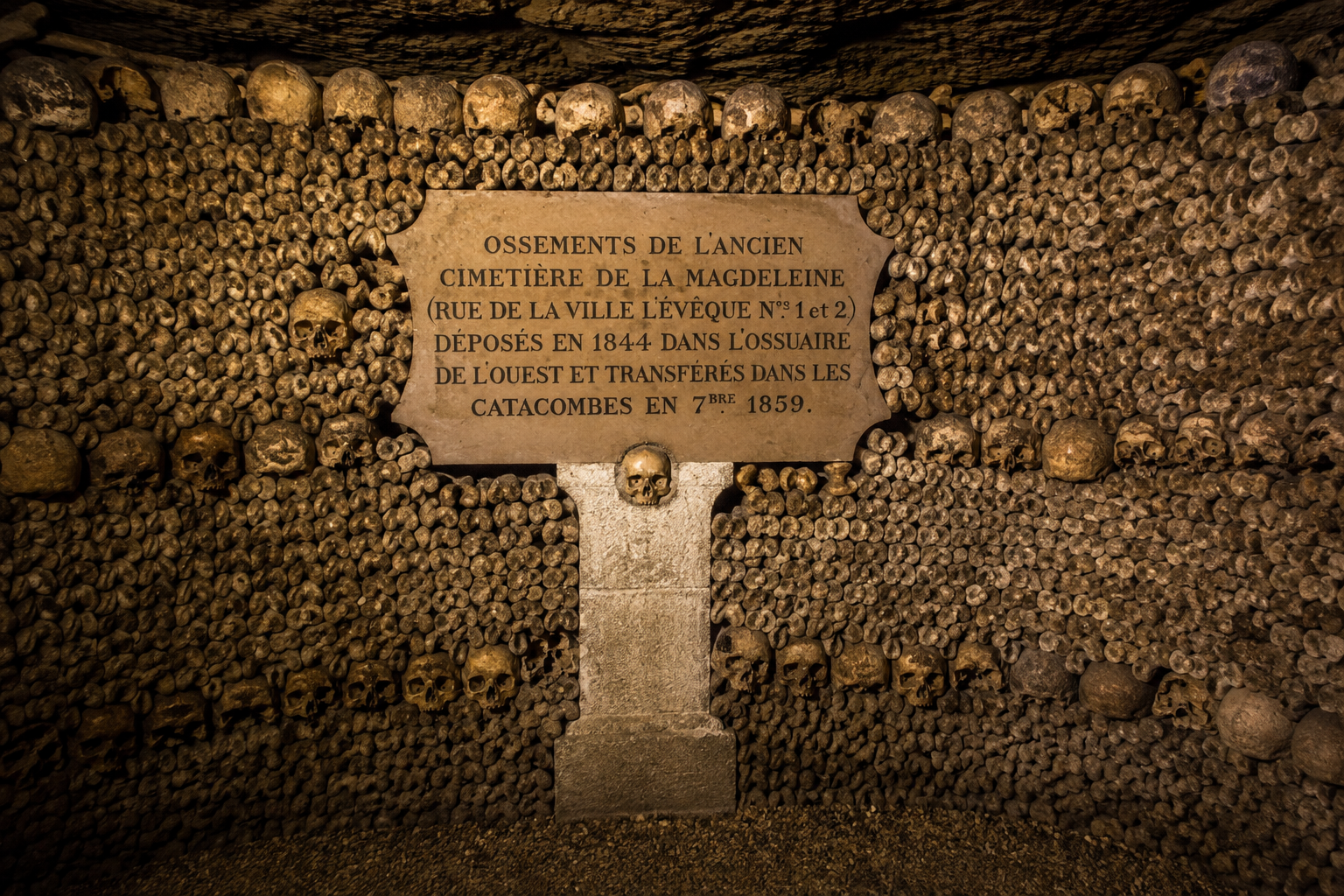 Catacombs de Paris: Amateka y’Umujyi w’Amagufa munsi ya Paris