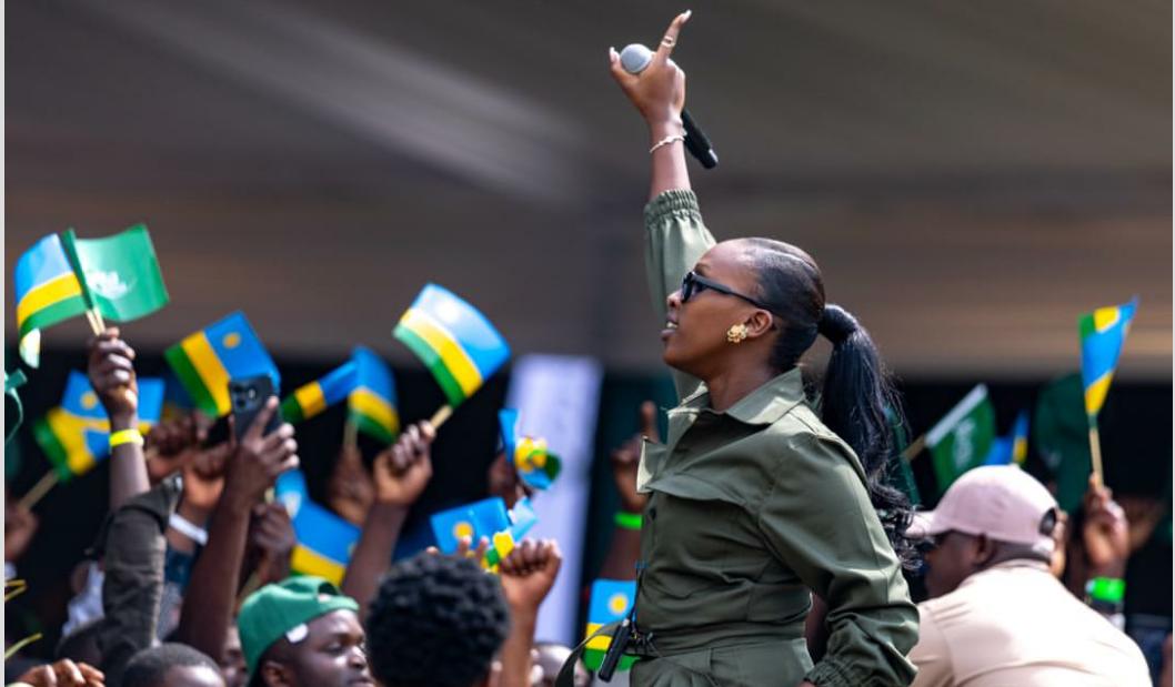 Bwiza nyuma y'iminsi avugwa mu rukundo na Manager we, yavuze ko ubukwe bwe ari v photo