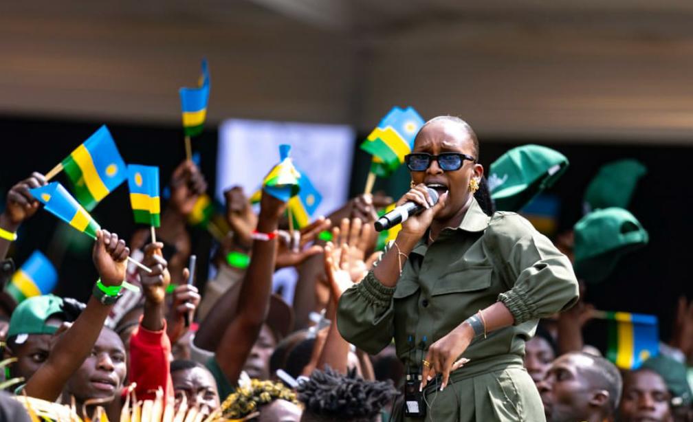 Bwiza nyuma y'iminsi avugwa mu rukundo na Manager we, yavuze ko ubukwe bwe ari v photo