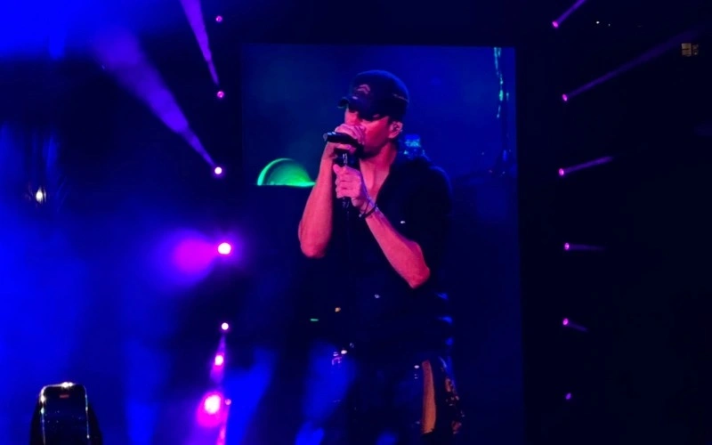 Enrique Iglesias yataramiye ibihumbi muri Kazakhstan mu ndirimbo ze zakunzwe cya photo