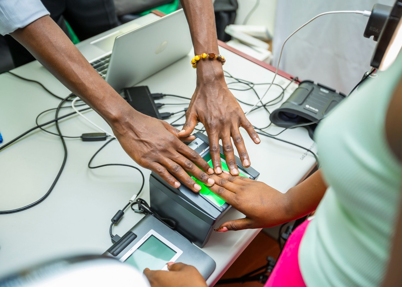 Kigali: Abacikanwe bongewe ibyumweru bibiri byo kwifotoreza Indangamuntu koranabuhanga