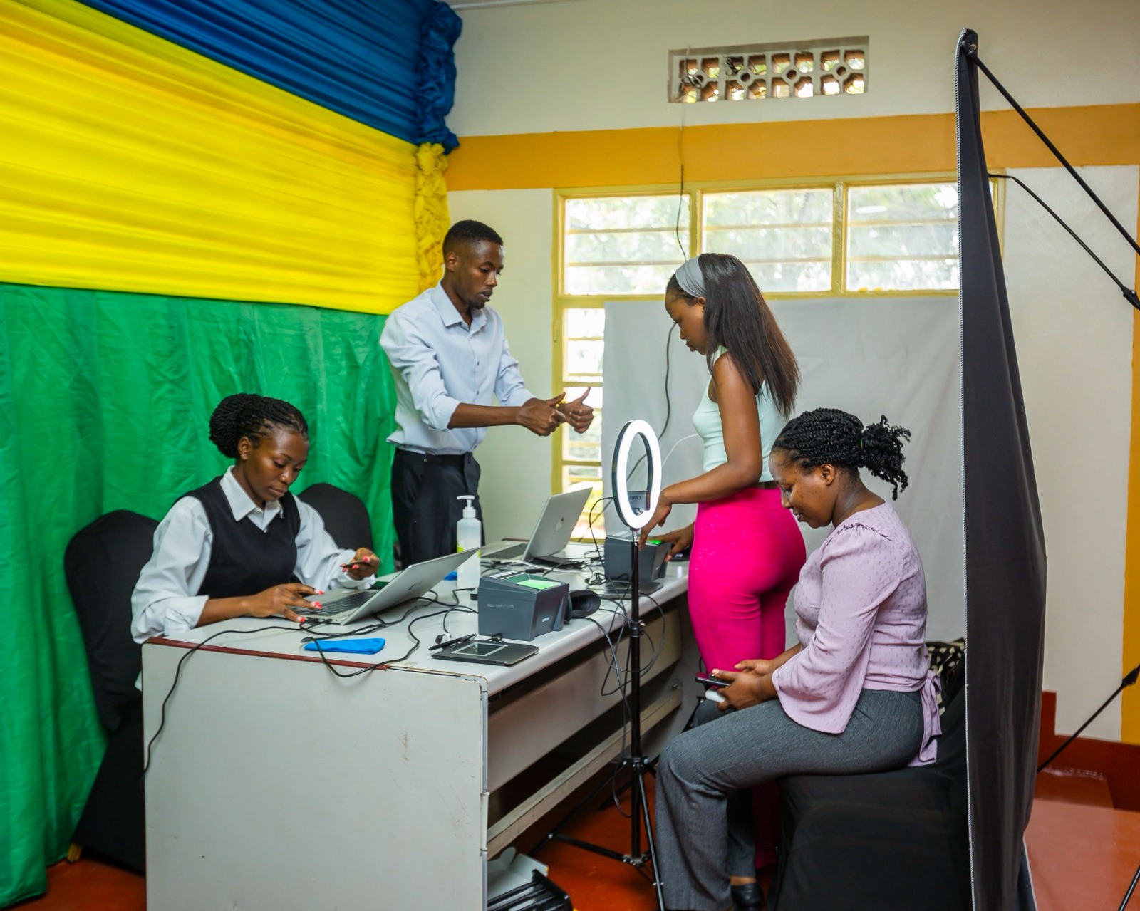 Kigali: Abacikanwe bongewe ibyumweru bibiri byo kwifotoreza Indangamuntu koranab photo 1