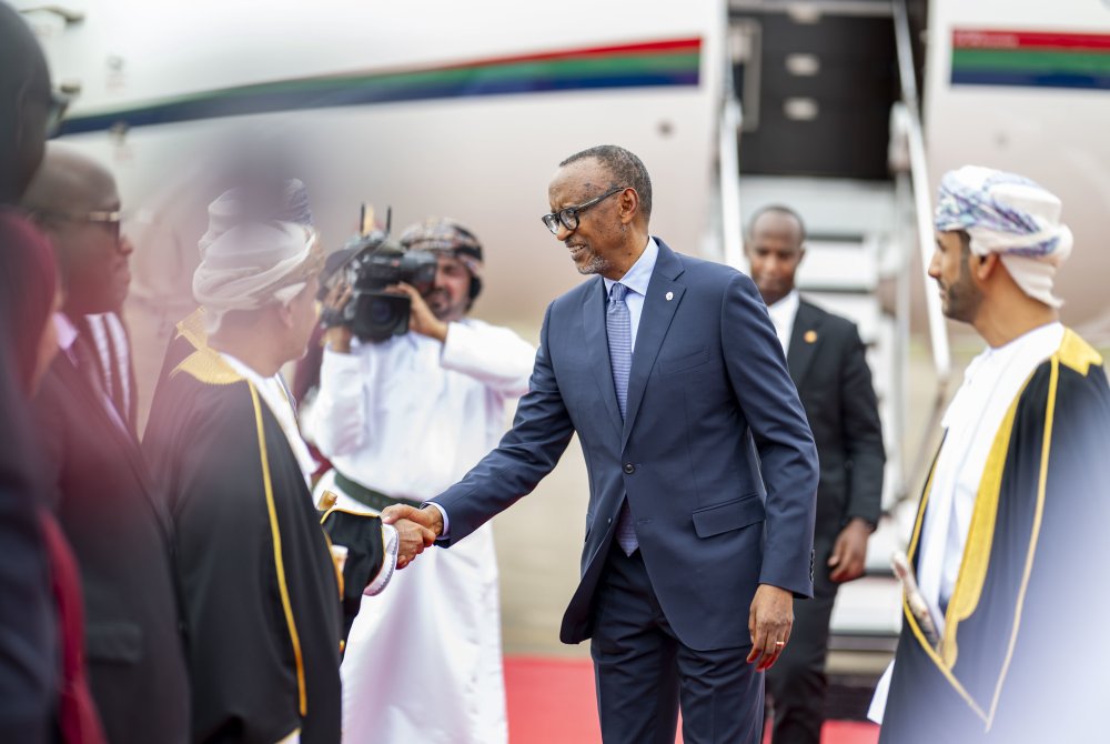 Perezida Kagame yagiriye uruzinduko muri Oman photo