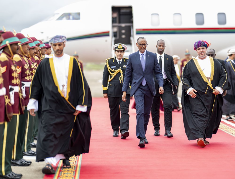 Perezida Kagame yagiriye uruzinduko muri Oman photo