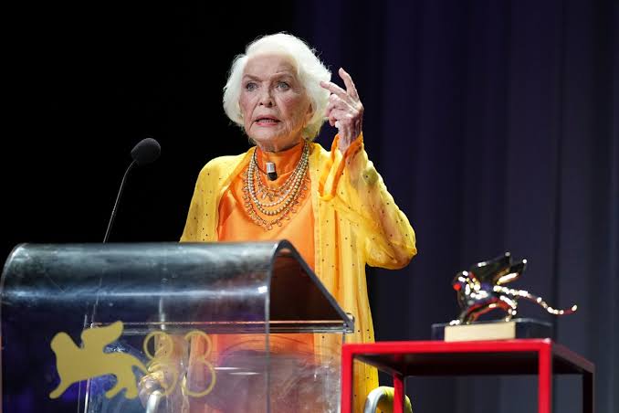 Ellen Burstyn y'imyaka 93 yongeye kugaragara muri Venice Film Festival photo