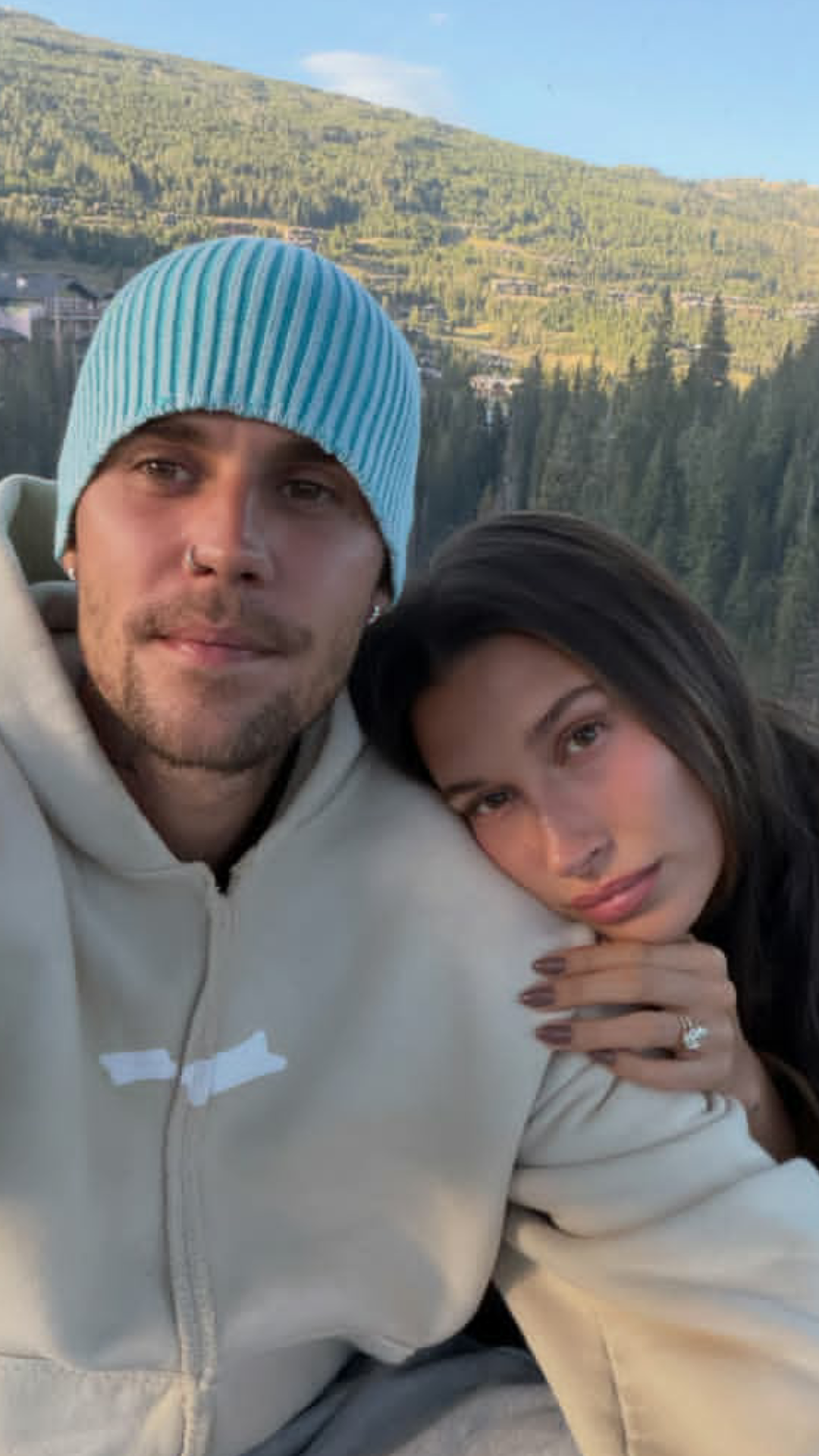 Justin Bieber yizihije isabukuru y'imyaka 8 ishize abana n'umugore we, amutura indirimbo ya Shaggy.