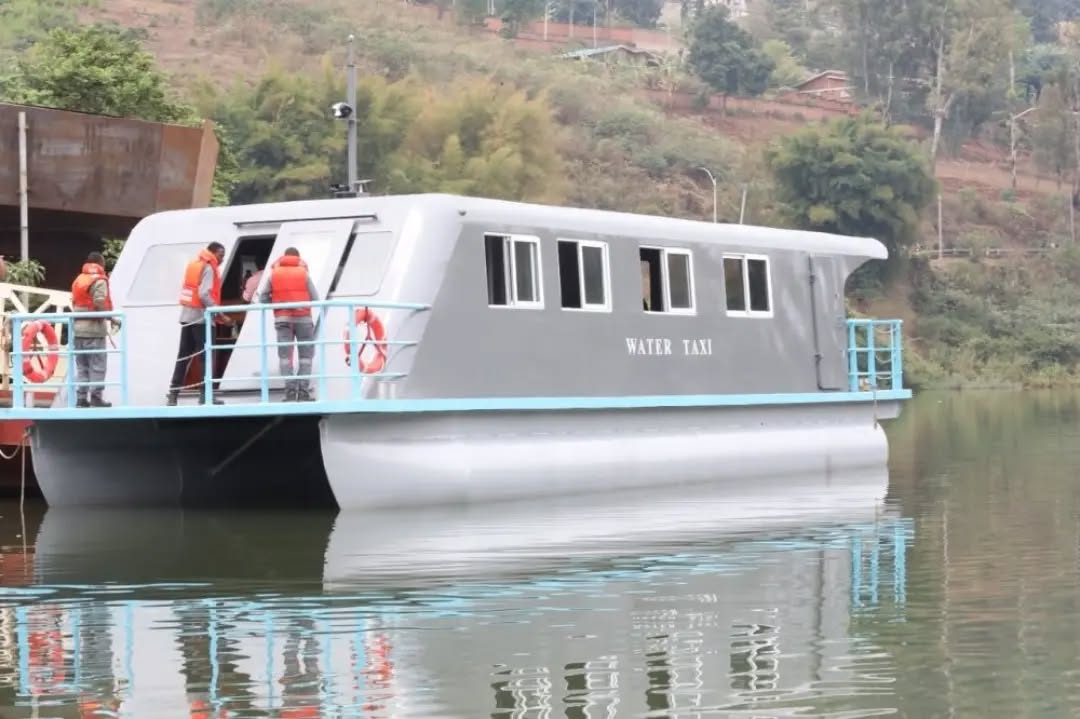 Abaturage bo ku Nkombo bahawe ubwato bushya bwa Miliyoni 500 Frw buzajya butwara photo 2