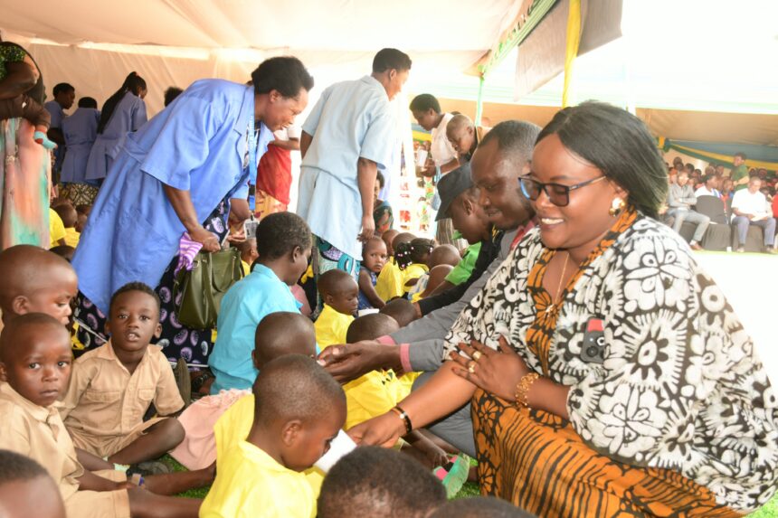 Ababyeyi  : Dore impamvu mukwiye kuganira n’abana ku buzima bwabo
