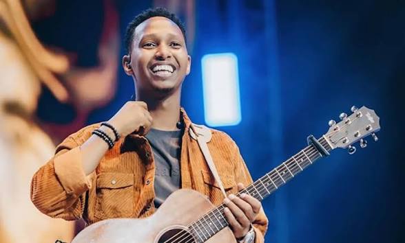 Mbonyi yavuze ko yatunguwe no kubona se amwoherereje indirimbo ngo ayumve atazik photo 1