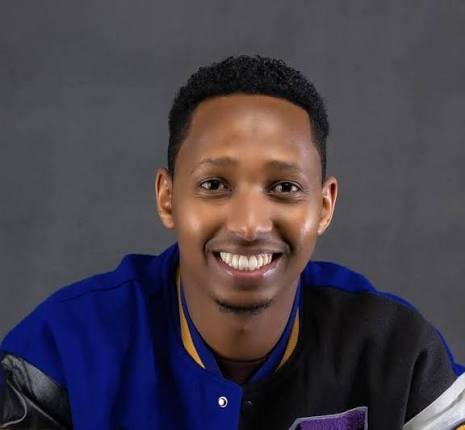Mbonyi yavuze ko yatunguwe no kubona se amwoherereje indirimbo ngo ayumve ataziko ariye.