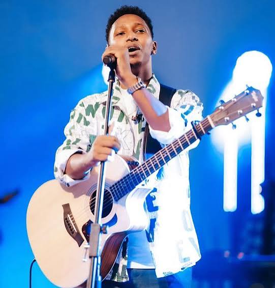 Mbonyi yavuze ko yatunguwe no kubona se amwoherereje indirimbo ngo ayumve atazik photo 2