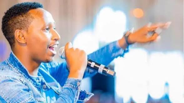 Mbonyi yavuze ko yatunguwe no kubona se amwoherereje indirimbo ngo ayumve atazik photo 4