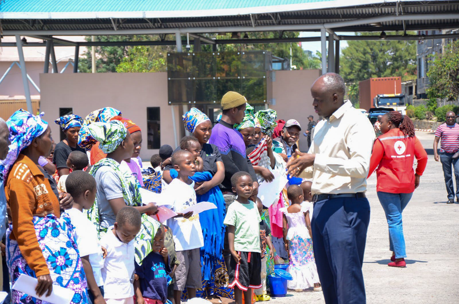 Rubavu: Visi Meya Nzabonimpa yakiriye Abanyarwanda 316 batahutse mu Rwanda bavuy photo 3