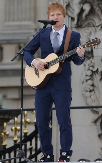 Abaguze amatike yo kujya mu bitaramo bya Ed Sheeran byahagaritswe n'imvura, bagi photo 2