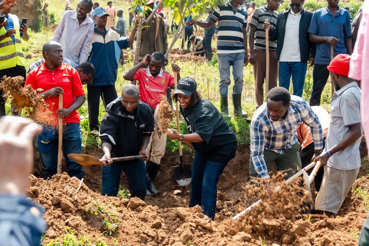 Minisitiri Mukazayire N na Mayor w’Akarere ka Gicumbi bifatanyije n’abaturage ba Rubaya mu muganda