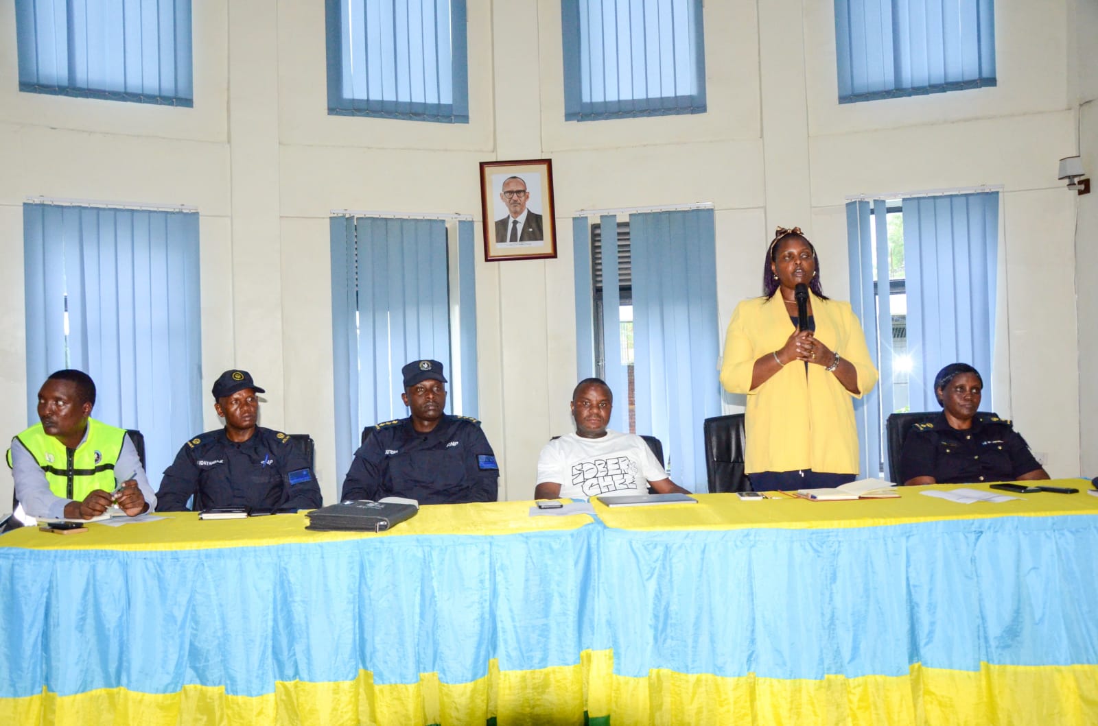 Rubavu: Visi Meya Pacifique yakiriye urubyiruko rw'abakorerabushake baganira ku photo 3