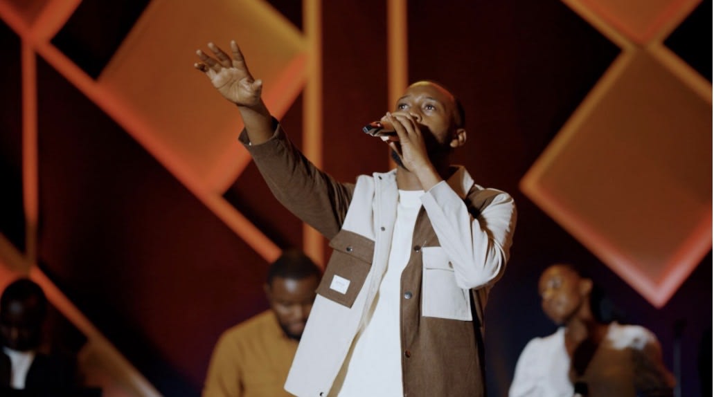 Umuhanzi w’indirimbo zo kuramya no guhimbaza Imana Boaz Mugisha yashyize hanze amashusho y’indirimbo ‘Izina’