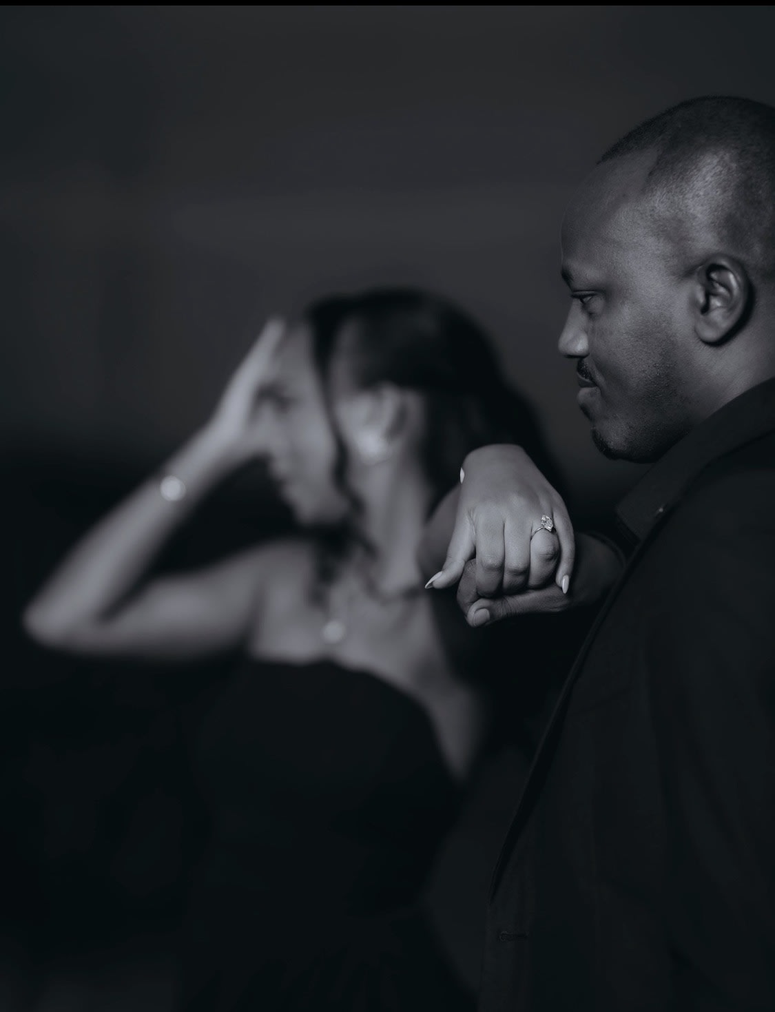 Umunyamakuru wa RBA Divin Uwayo yambitse impeta umukunzi we Toni Ellen, bitegura kurushinga
