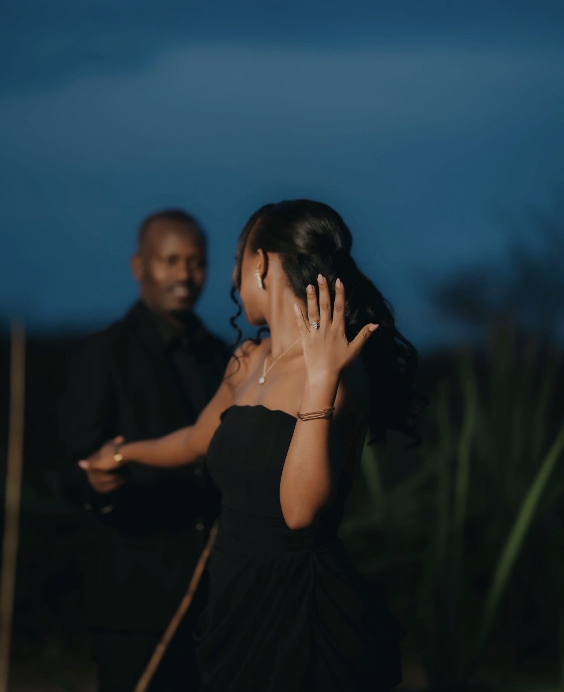 Umunyamakuru wa RBA Divin Uwayo yambitse impeta umukunzi we Toni Ellen, bitegura photo 1