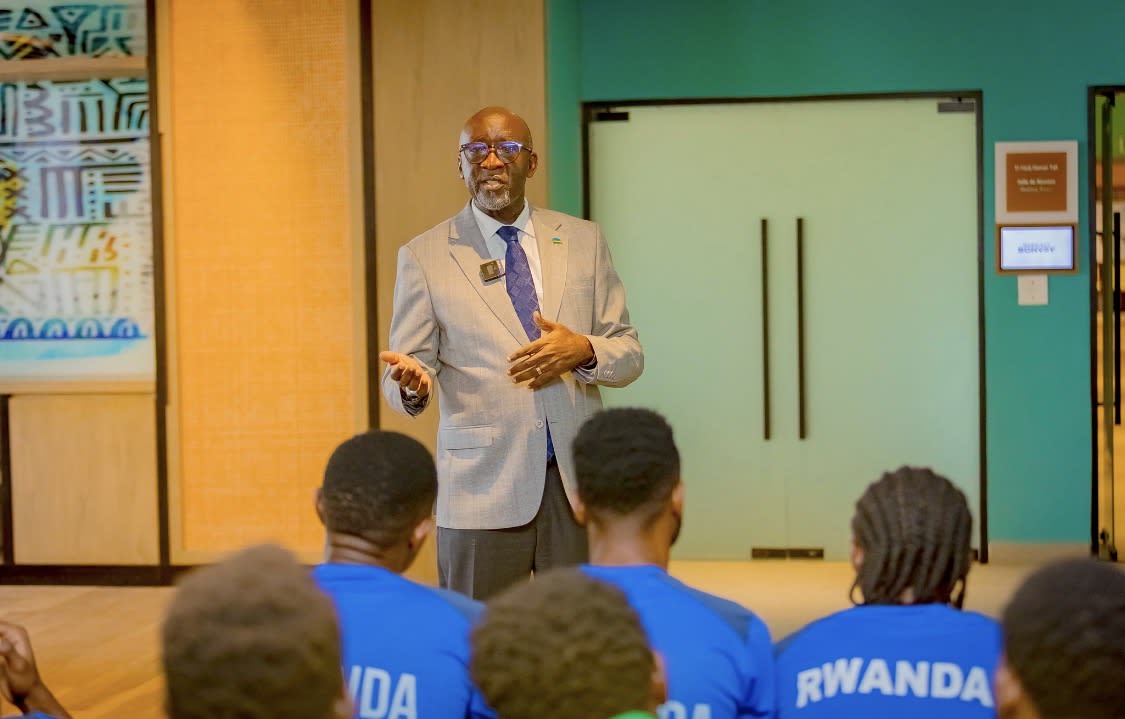 Ambasaderi w’u Rwanda Muri Senegal Bizimana yakiriye Amavubi i Dakar nyuma y’intsinzi yabahaye icyizere