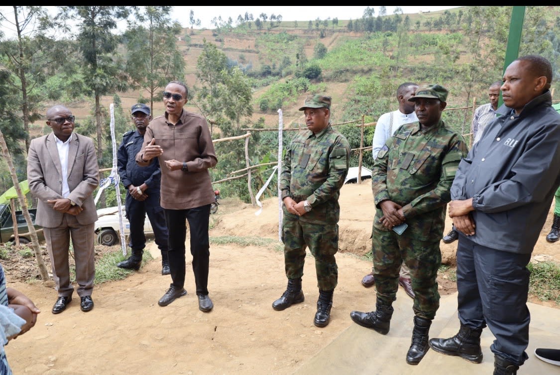 Minisitiri Murasira yasabye abatuye mu manegeka kwimuka, Ubwo yari ari mu karere ka Ngororero