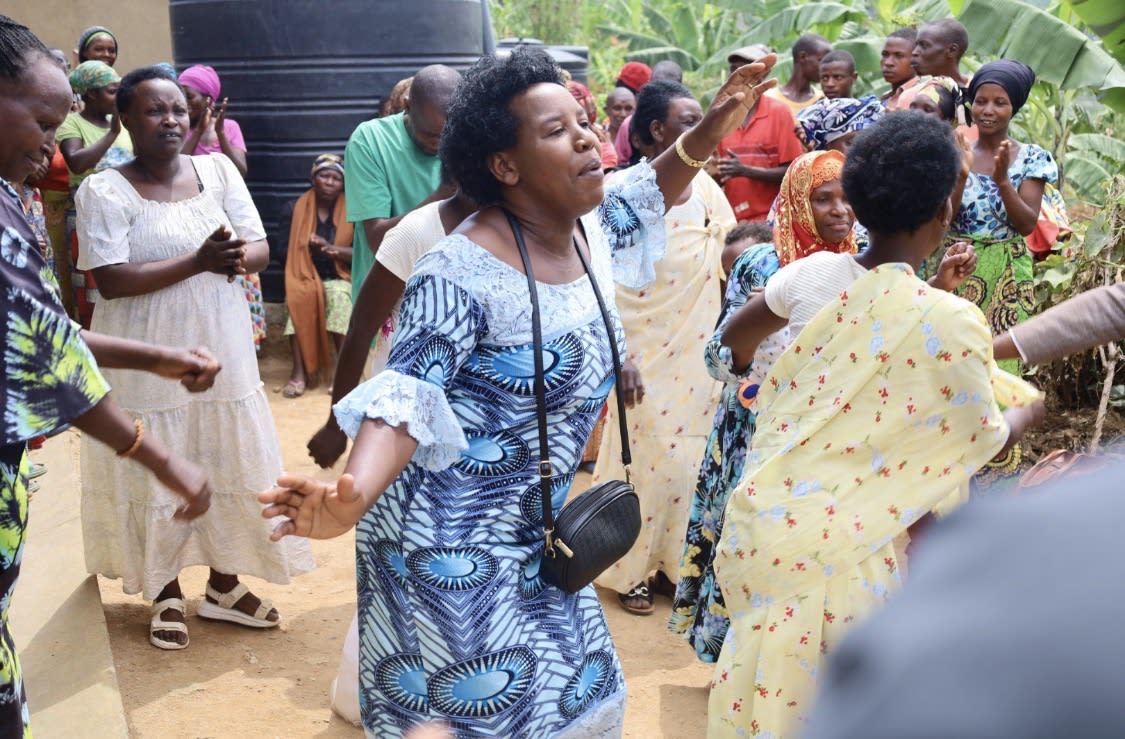 Minisitiri Murasira yasabye abatuye mu manegeka kwimuka, Ubwo yari ari mu karere photo 1