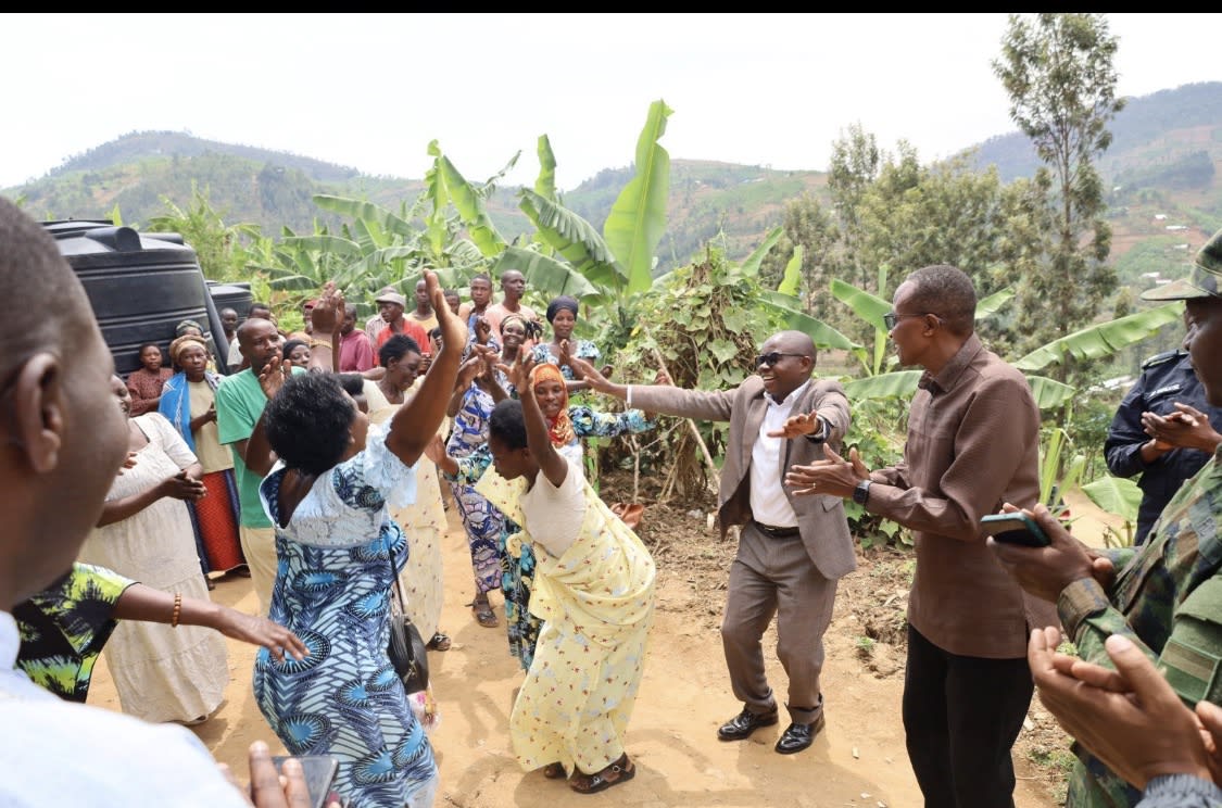 Minisitiri Murasira yasabye abatuye mu manegeka kwimuka, Ubwo yari ari mu karere photo 2