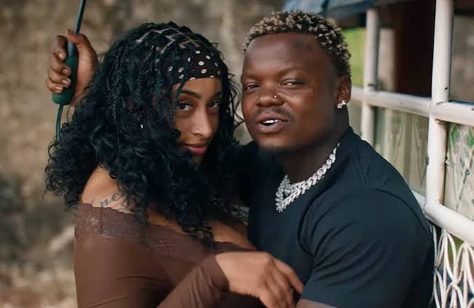 Harmonize yibwe n'umukobwa yakoresheje mu mashusho y'indirimbo "Kudos" aherutse gusohora.