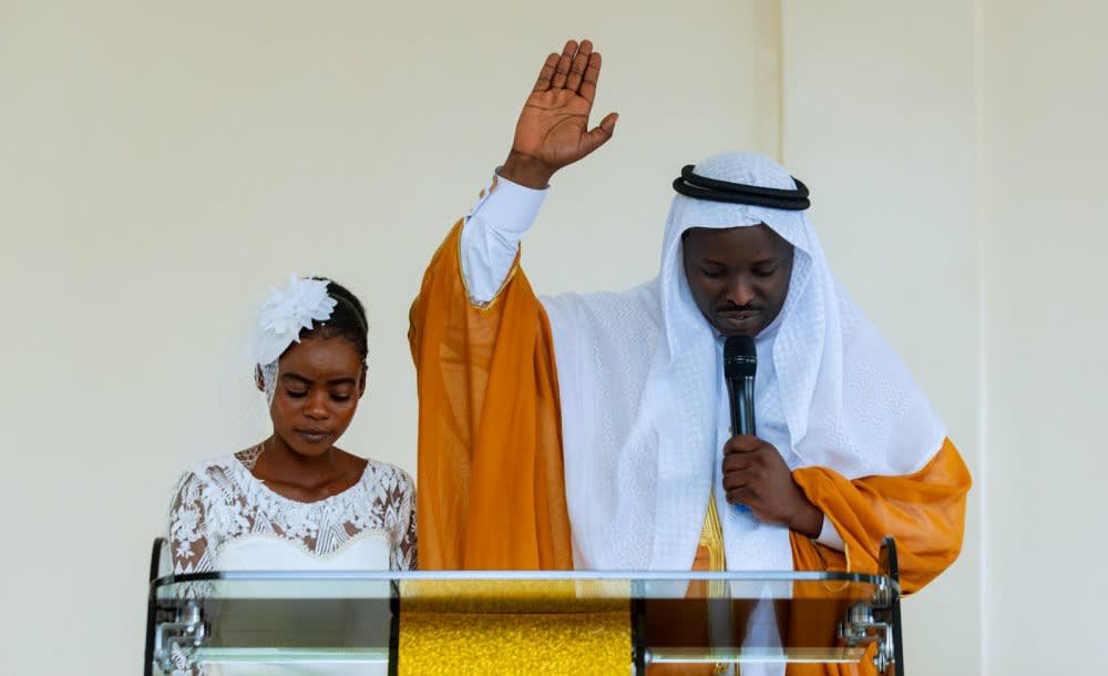 Apôtre Mutabazi yasezeranye n'umukunzi we bamaranye ameze 11 basenganaga. photo