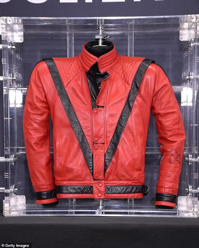 Michael Jackson nyuma y'imyaka 17 apfuye ikote rye rigiye kugurishwa asaga miliy photo