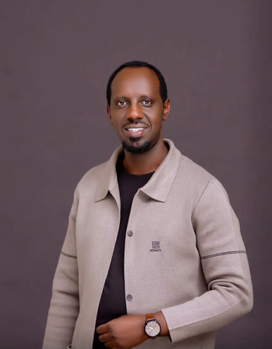 Nyuma ya Untware na Ndabyemeye, Pastor Ngoga Christophe agarukanye indirimbo nshya yise “Nguhaye Umutima Wanjye”