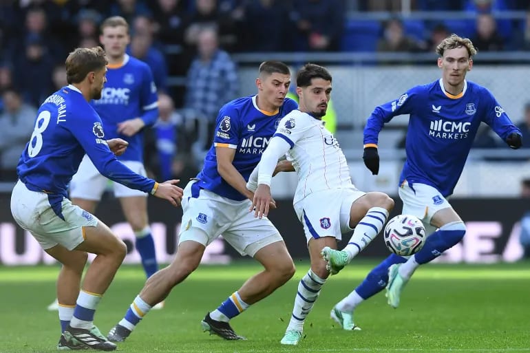 Pedro Neto yatsinze ibitego bibiri, Chelsea itsinda Everton 2-0, ariko imvune ya Emi Martínez itera impungenge