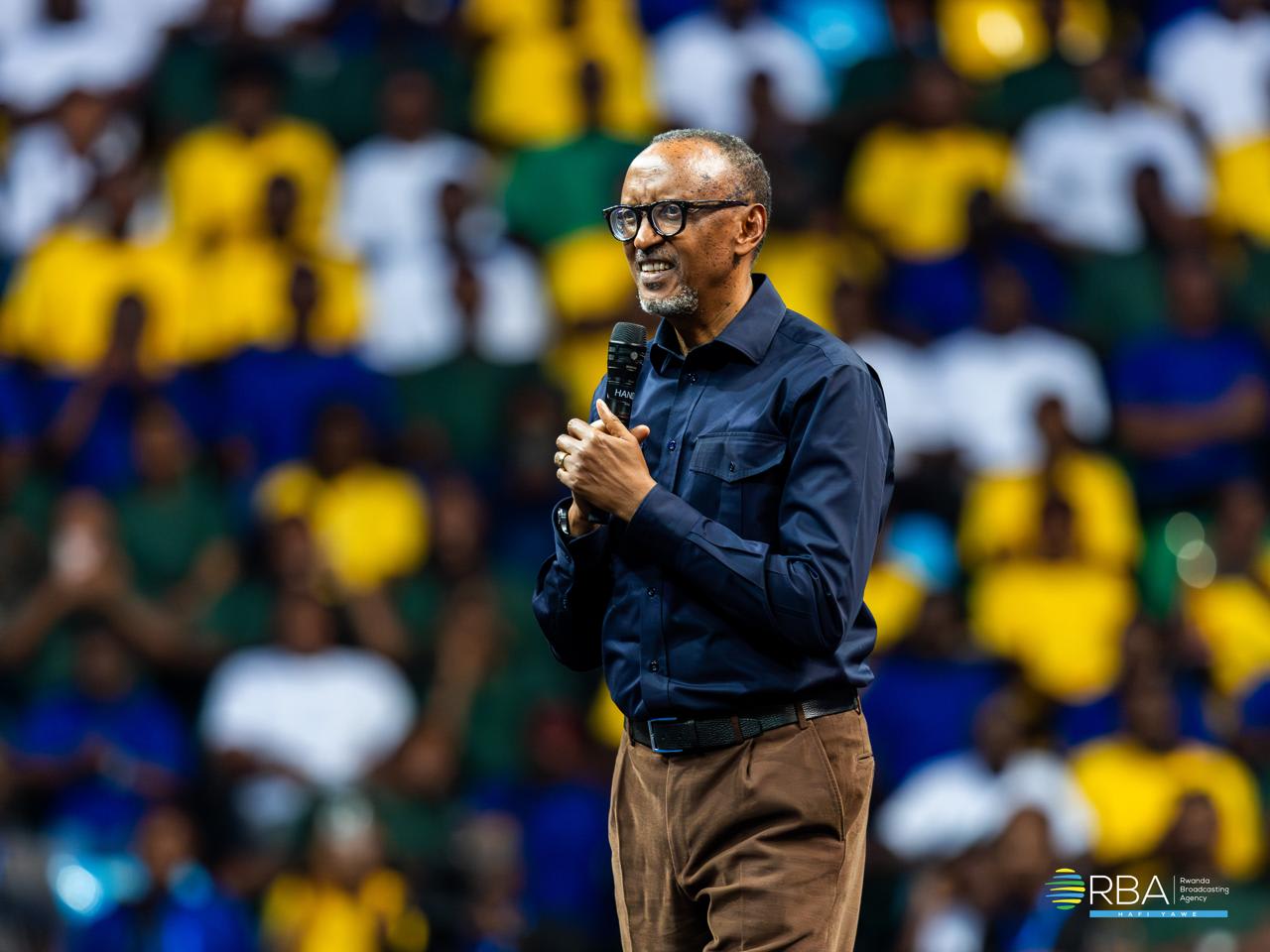 Perezida Kagame yavuze ku wo bakoranaga muri Perezidansi wananiwe akazi kubera inzoga