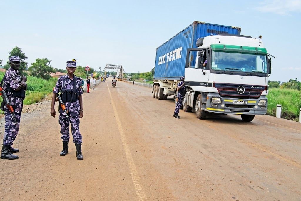 Umugore Yishwe n’Isasu, Abandi 3 Barakomereka mu Mirwano Hafi ya Uganda
