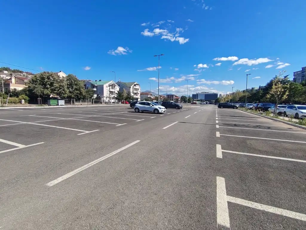 Parking kod Bazara gotovo prazan: Na 220 mjesta svega 18 vozila
